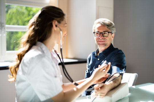 Profissional realizando check-up em paciente